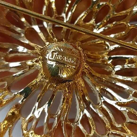 Vintage Trifari Gold Tone Filigree Domed Chrysanthemum Brooch Pin - Picture 5 of 6